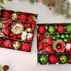 Set di palline di Natale miste con decorazioni festive in rosso e verde