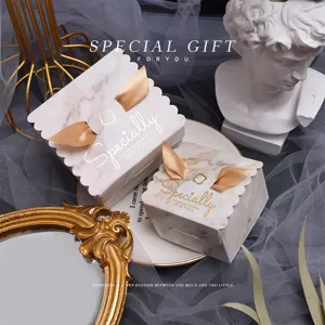 Marmer patroon huwelijk snoep geschenkdozen met gouden linten, elegante verpakking.