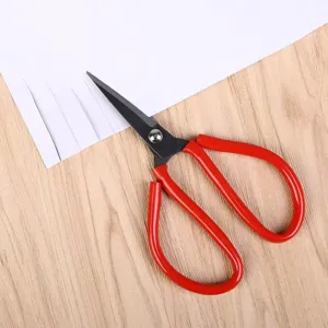 Tijeras para cortar papel de estudiantes con mango rojo y hoja de metal afilada para manualidades.