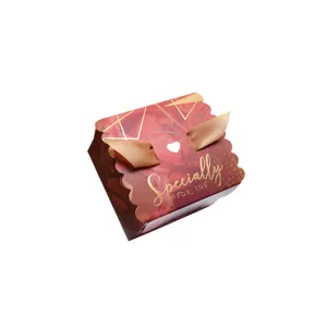 Luxe trouwgeschenk doosje snoepverpakking met elegant gouden lint voor huwelijksfeest.