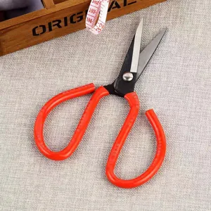 Tijeras para cortar papel de alta calidad con cuchillas afiladas y mangos rojos resistentes.