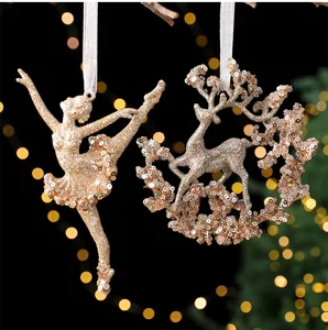 Detailopname van luxe champagne gouden ballerina en rendier kerstboomversieringen