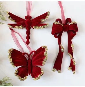 Detail van de bordeauxrode fluwelen kerstversieringen met gouden lovertjes en lint