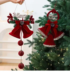 Gedetailleerd overzicht van rode gevlokte kerstklokken met tekst Merry Christmas en dennenappels.