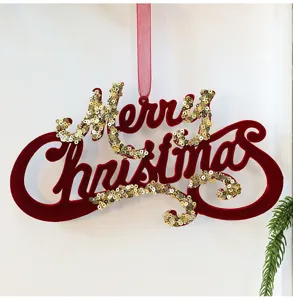 Gedetailleerde weergave van bordeauxrode geflokte Merry Christmas decoratie met lovertjes.