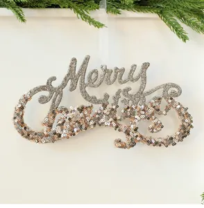 Detail van het champagnegouden Merry Christmas ornament met pailletten en wit ophanglint