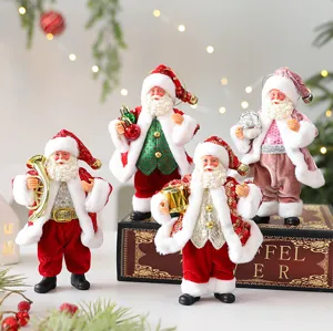 Detailansicht verschiedener Weihnachtsmann-Figuren aus Stoff mit festlichen Musikinstrumenten