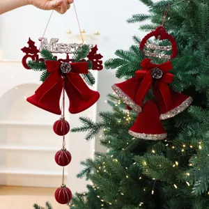 Rode geflokte kerstklokken met fluwelen strik en Merry Christmas bordje