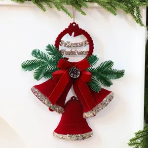 Rode geflokte kerstbel hanger met fluwelen strik en dennenappel voor feestelijke decoratie