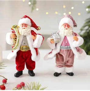 Detailansicht von zwei Weihnachtsmann-Anhängern mit Musikinstrumenten für die Weihnachtsdeko