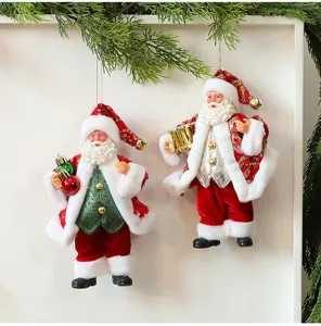 Nahaufnahme von festlichen Weihnachtsmann-Anhängern mit Pailletten und Glöckchen