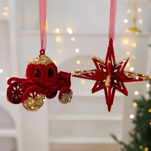 Bourgondische kerstversieringen in de vorm van een koets en ster met gouden details