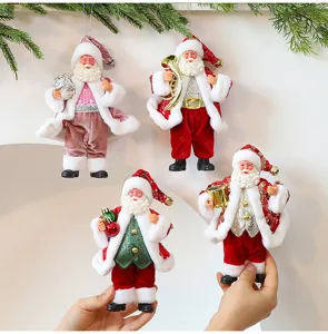 Detailansicht von vier verschiedenen Weihnachtsmann-Stoffpuppen mit festlichem Zubehör