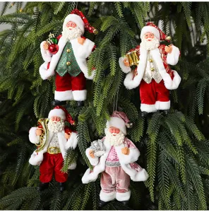 Detaillierte Ansicht von vier verschiedenen hängenden Weihnachtsmännern am Baum.