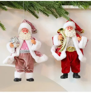 Detailansicht der Weihnachtsmann-Anhänger aus rosa und rotem Samt mit Instrumenten