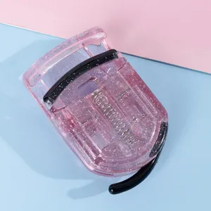 Primer plano detallado del rizador de pestañas de plástico rosa brillante portátil.