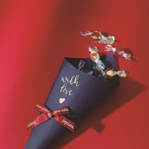 Scatola di imballaggio per caramelle a cono creativo con nastro rosso per festa di nozze.