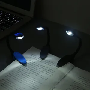 Mini LED boekenlamp met flexibel clipontwerp, perfect om gemakkelijk in het donker te lezen.