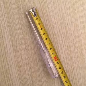 Tester di tensione domestico con impugnatura isolata trasparente e spia al neon indicatore.