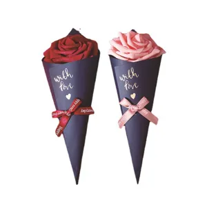 Scatola regalo con bouquet di rose a cono, elegante confezione di fiori decorativi per matrimoni.