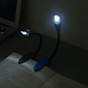 Mini LED leeslamp met flexibele zwanenhals en handige clip voor boeken tijdens de late avond.