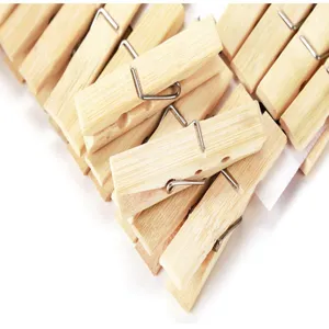 Natuurlijke bamboe knijpers detailopname, duurzame houten clips om kleding veilig te drogen.