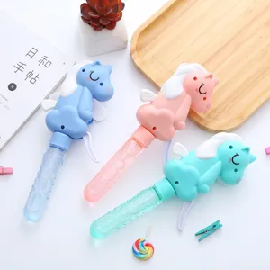 Süßes Cartoon Einhorn Seifenblasenstab Spielzeug Handgehaltene Kinder Outdoor Party Geschenk.