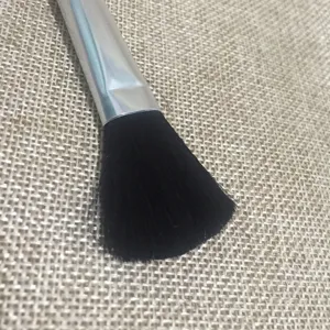 Nahaufnahme der weichen schwarzen Borstenreinigungsbürste mit silberner Metallzwinge.