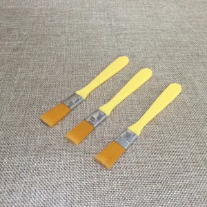 Set di tre spazzole di pulizia con manico giallo per piante succulente e rimozione polvere.