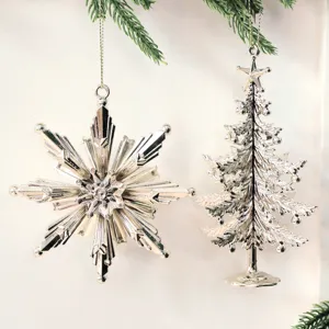Zilveren kerst sneeuwvlok en boom hangende ornamenten voor feestelijke huisdecoratie.