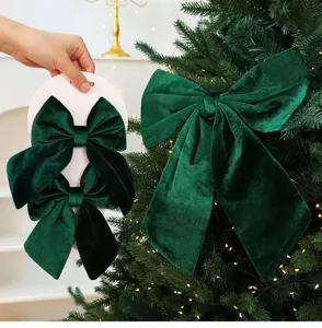 Detailansicht grüner Samtschleifen für Weihnachtsbaum und Displaykarte