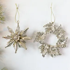 Kerstmis acryl zilveren sneeuwvlok en bladerkrans hangende ornamenten voor de kerstboom.