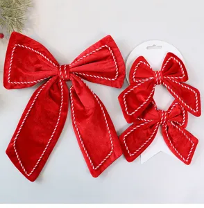 Große und mittlere rote Samtschleifen für Weihnachten mit eleganter weißer Nahtverzierung
