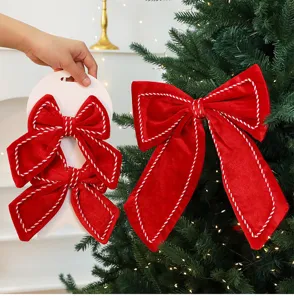 Detaillierte Ansicht großer roter Samt-Weihnachtsschleifen an einem Weihnachtsbaum