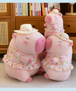 Vista dettagliata di simpatici peluche capibara rosa con abiti floreali e cappelli.