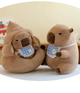 Süßes Kapibara Plüschtier Set mit Kissen und Lätzchen weiche Stoffpuppe für gemütliche Zimmerdeko.