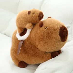 Detalle en primer plano del tierno peluche de carpincho con silla y pequeño animal.