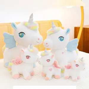 Vista dettagliata di simpatici peluche unicorno arcobaleno, morbidi giochi pegaso.