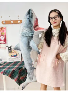 Primo piano sui dettagli del morbido peluche di squalo, cuciture fini e consistenza accogliente.