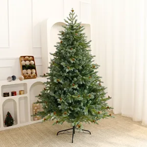 Gedetailleerd overzicht van een luxe PE-kerstboom met dennenappels in een gezellige sfeer