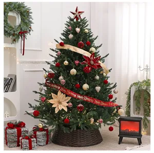 Árbol de Navidad decorado con flores de terciopelo rojo y adornos dorados en sala acogedora.