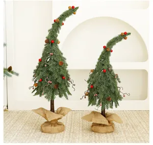 Alberi di Natale creativi curvi con bacche rosse e pigne per decorazione della tavola
