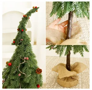 Dettagli macro dell'albero di Natale verde creativo con punta piegata e base in tela di juta