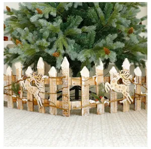 Clôture de sapin de Noël rustique en bois avec rennes et décor de neige, vue détaillée
