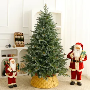 Grote realistische kunstkerstboom van PE met dennenappels en gevlochten boomschort