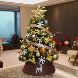 Elegante mini árbol de Navidad de sobremesa con adornos dorados y luces LED