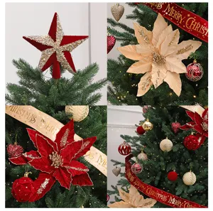 Primer plano de estrella roja y flores de pascua para decoración de árbol de Navidad