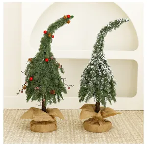 Dettaglio di due alberi di Natale curvi creativi con basi in juta per decorazione