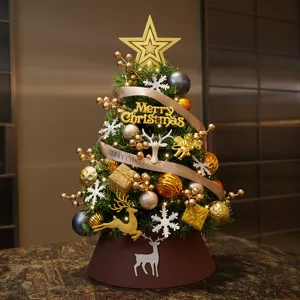 Vista detallada del set de árbol de Navidad DIY con decoraciones en oro y café
