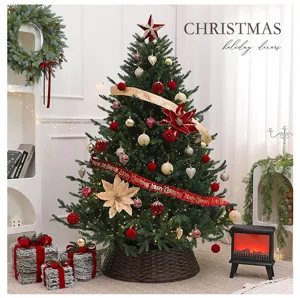 Vista detallada de un árbol de Navidad decorado con bolas festivas rojas y doradas